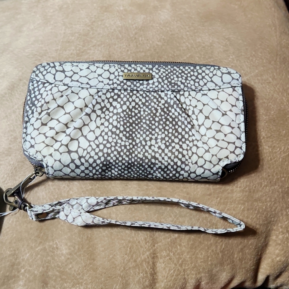Travelon wallet